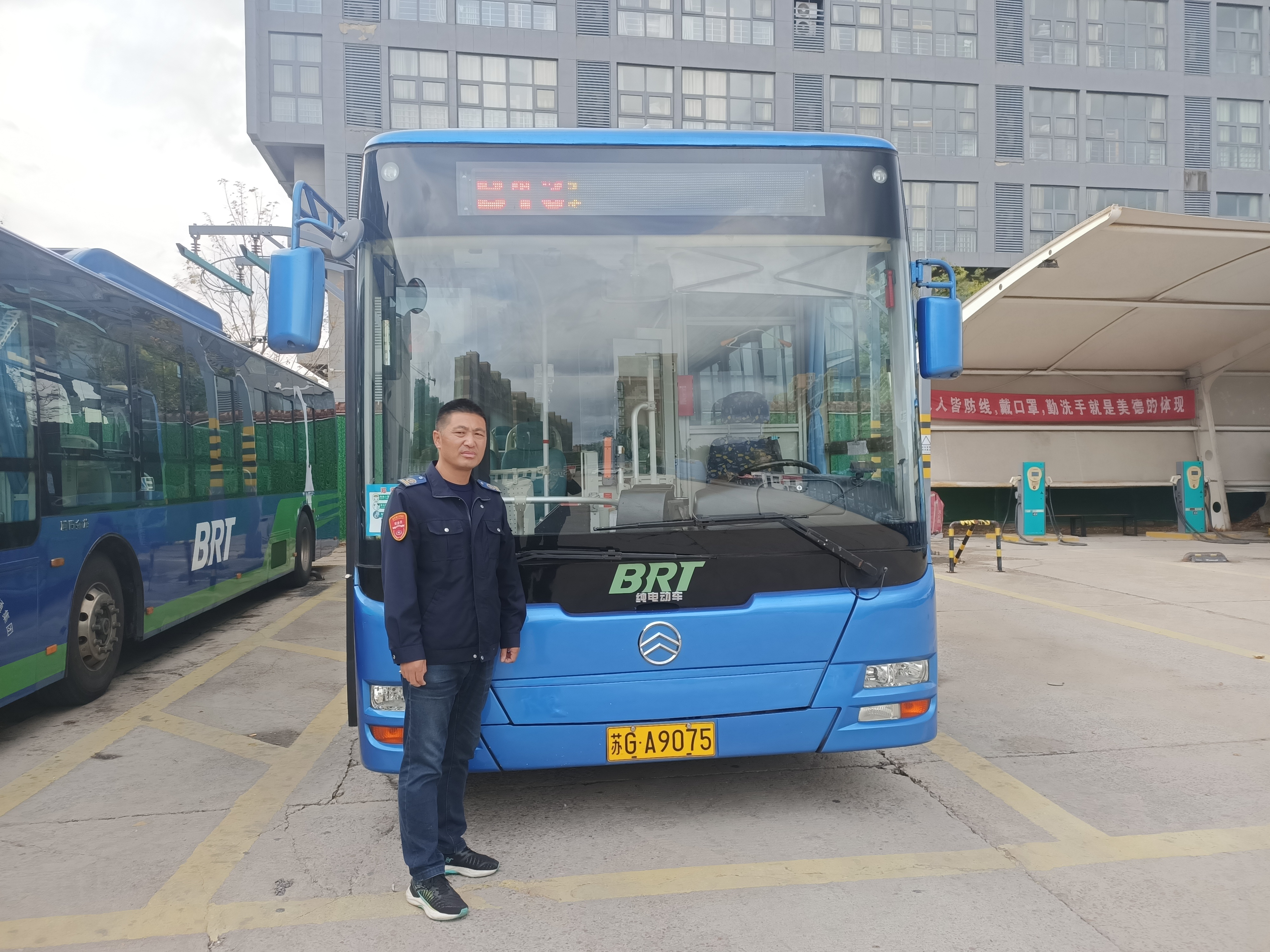 快速公交事業(yè)部B13線駕駛員馬彬彬、龔本軍 撿手機歸還乘客獲感謝