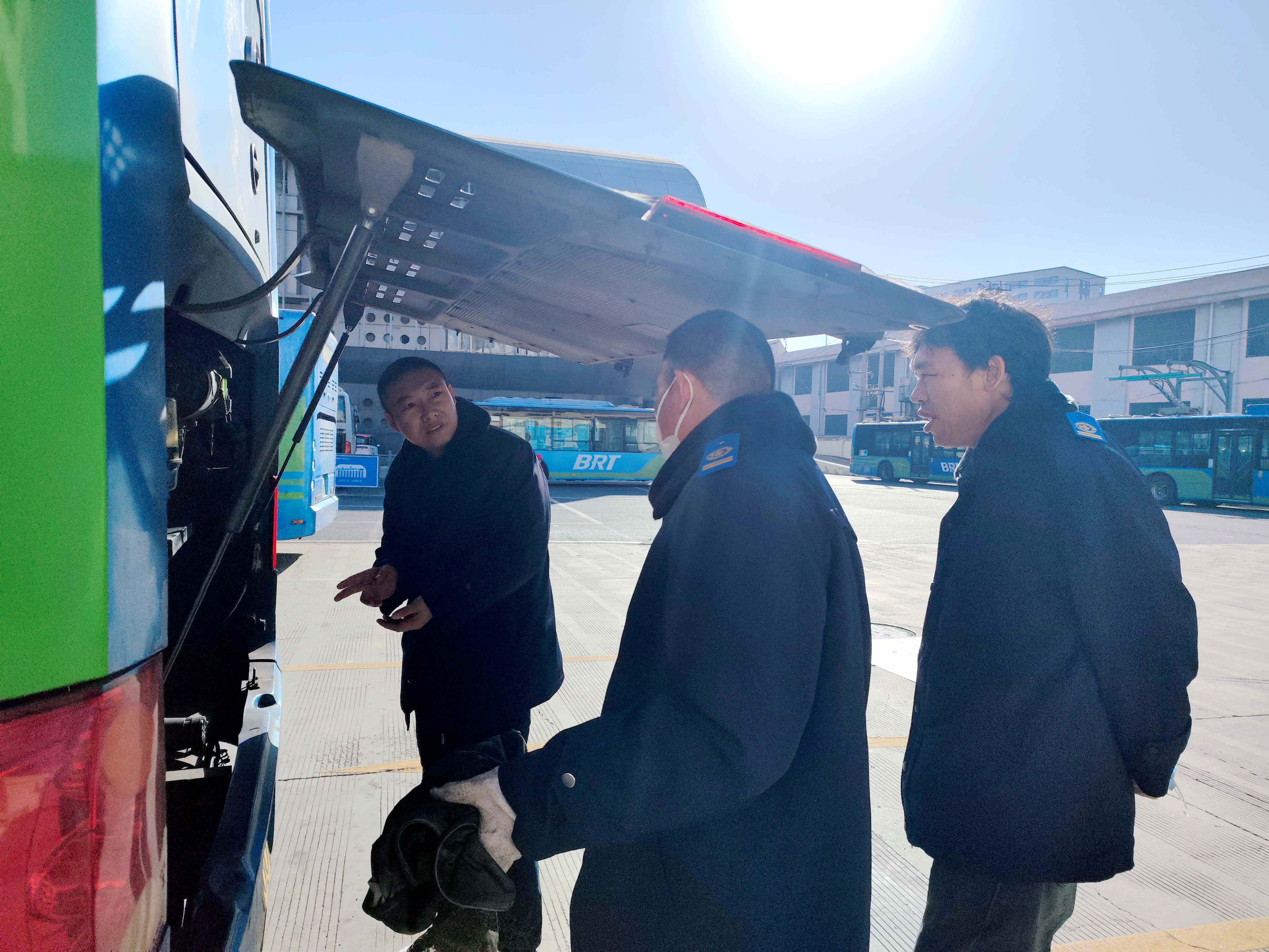 公交集團(tuán)快速公交事業(yè)部開(kāi)展冬季車(chē)輛專項(xiàng)保養(yǎng)工作