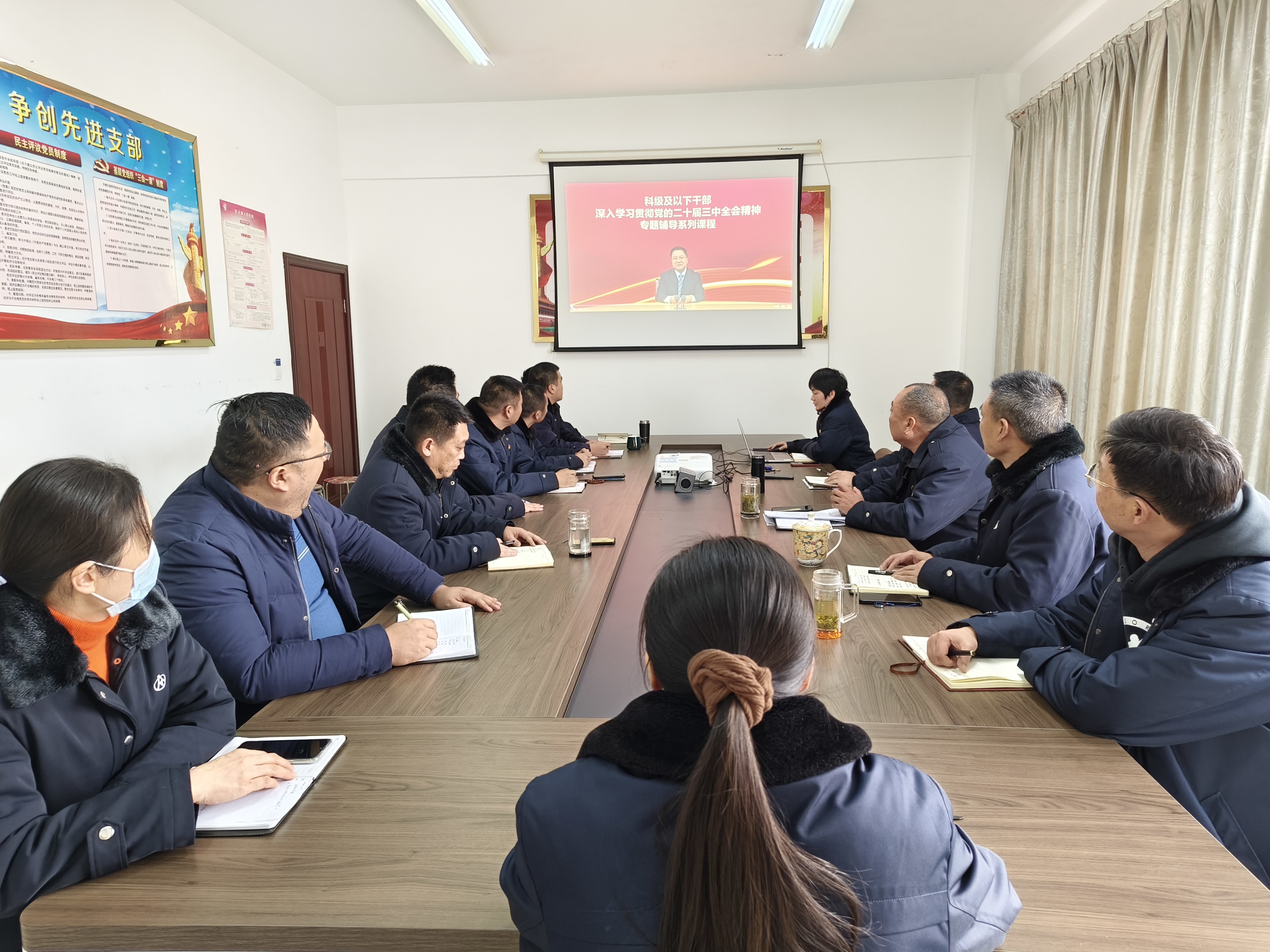 公交集團公交事業(yè)二部組織全體黨員干部學(xué)習(xí)《加強黨對進一步全面深化改革的領(lǐng)導(dǎo)》