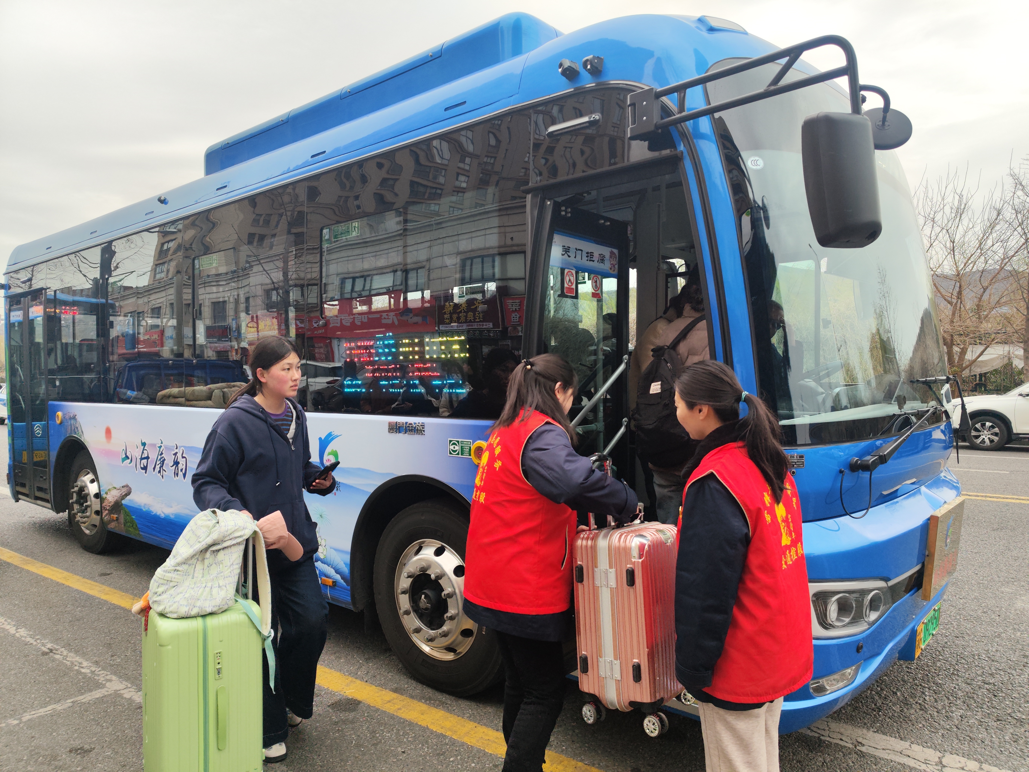 海通公交在廉政車廂開展志愿服務活動