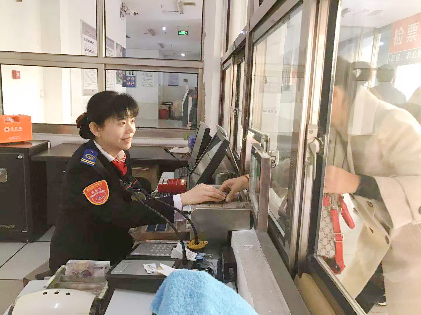 公交集團快速公司站務員默默奉獻為乘客服務