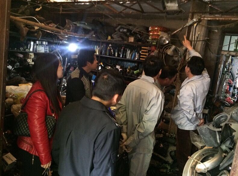 公交維修公司黨員干部協助社區開展街道“安檢、違章”治理活動