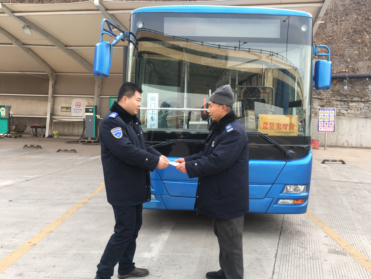 公交集團(tuán)公交事業(yè)二部開展春節(jié)走訪慰問困難黨員活動