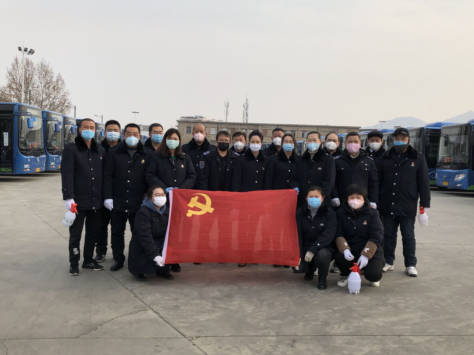 堅(jiān)守一線，用行動(dòng)譜寫(xiě)了一曲“愛(ài)的奉獻(xiàn)”