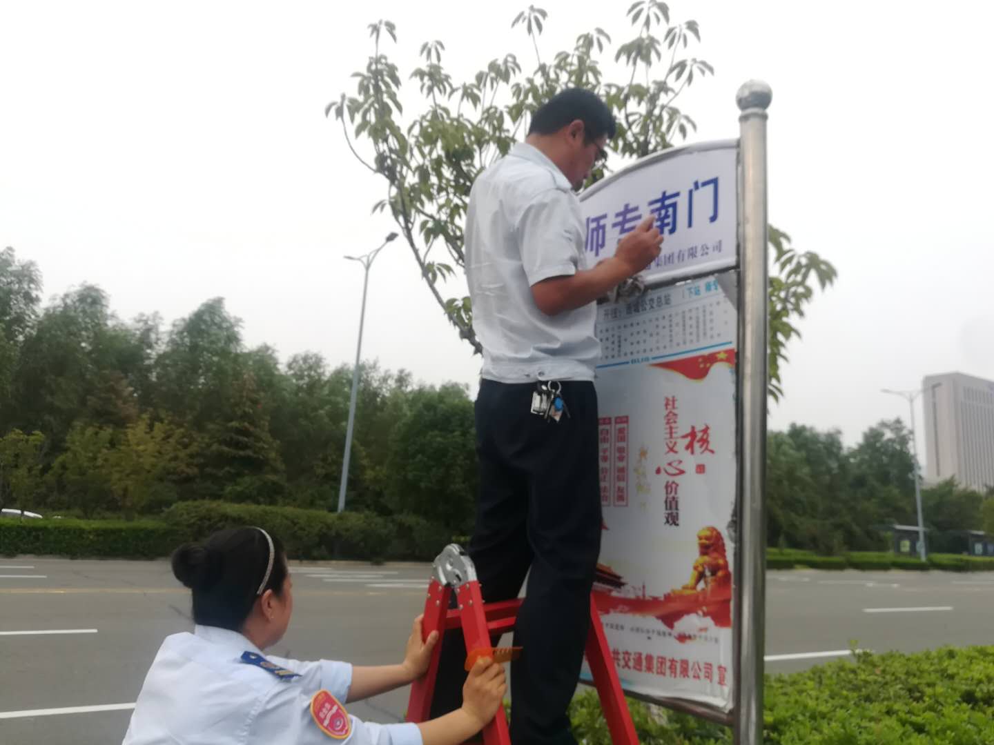 公交集團公交事業一部對線路站牌排查整改  確保創文驗收順利完成