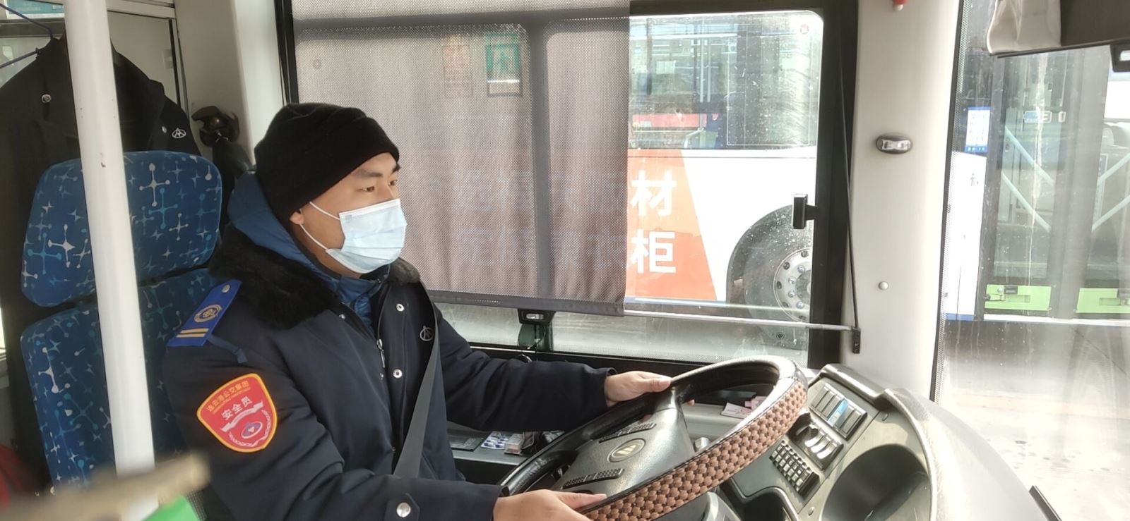 公交集團公交事業一部22K路駕駛員王蒙蒙拾金不昧受表揚