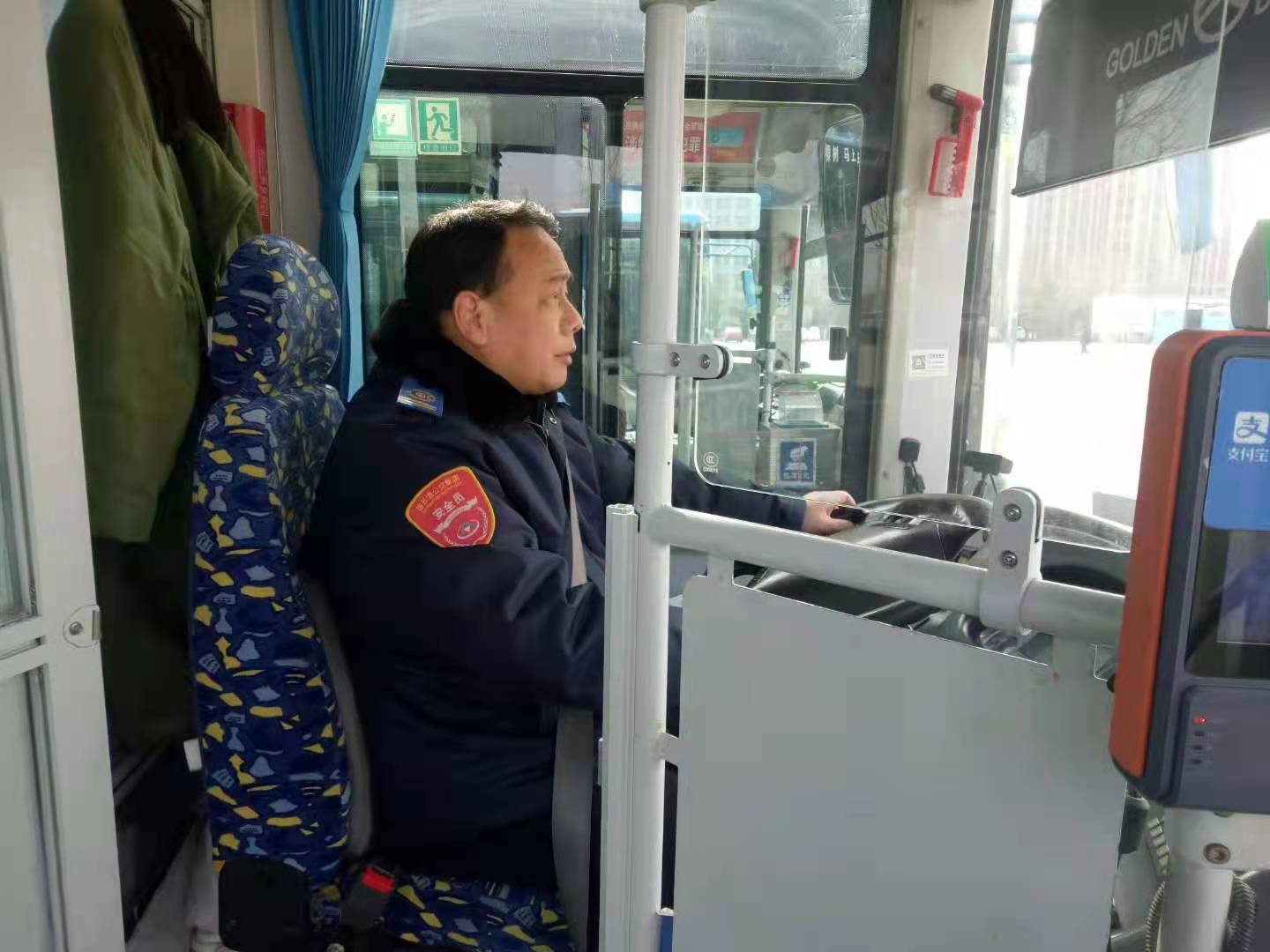 公交集團公交事業(yè)一部15路駕駛員王志勇拾金不昧受表揚