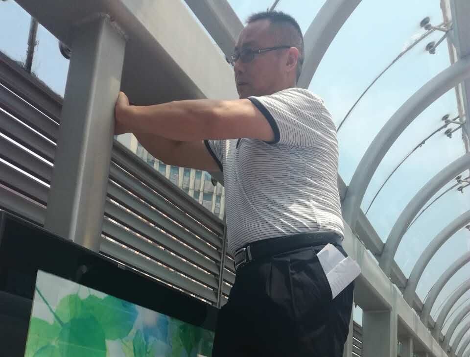 有這樣一個群體：快速公交總務(wù)科智能化維護(hù)人員