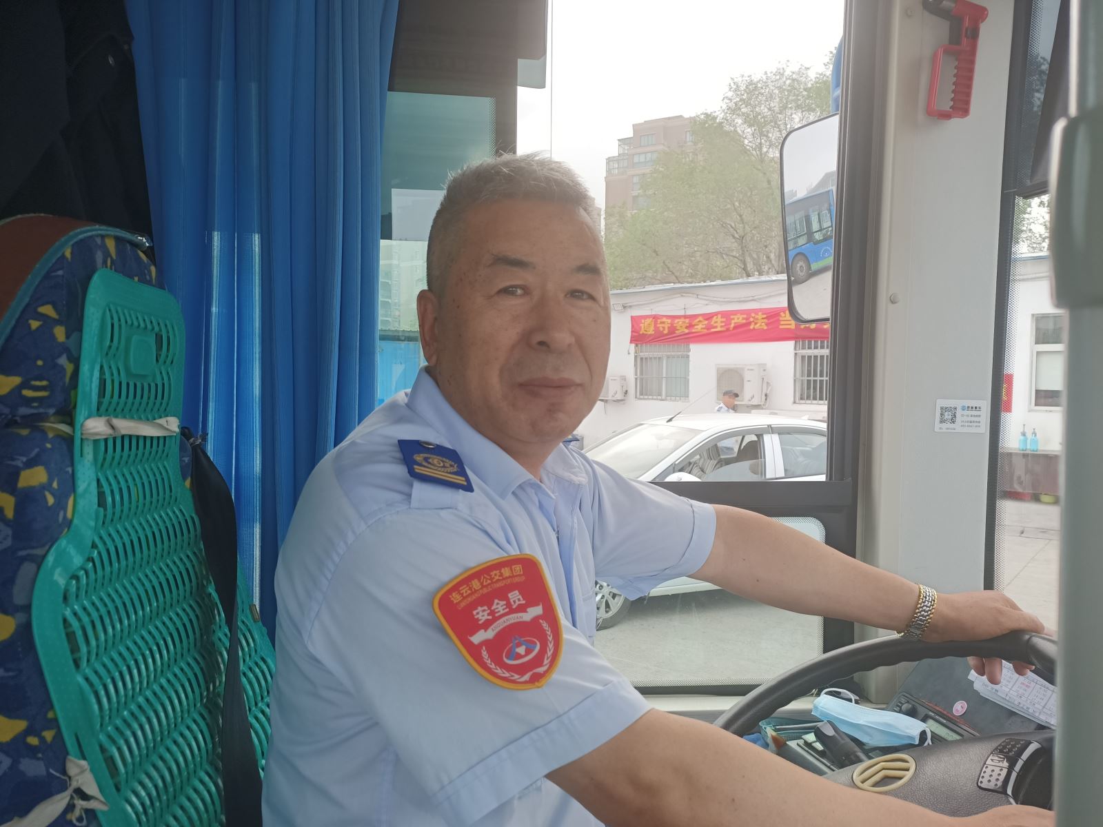 駕駛員路邊撿手機(jī)歸還環(huán)衛(wèi)老人獲感謝