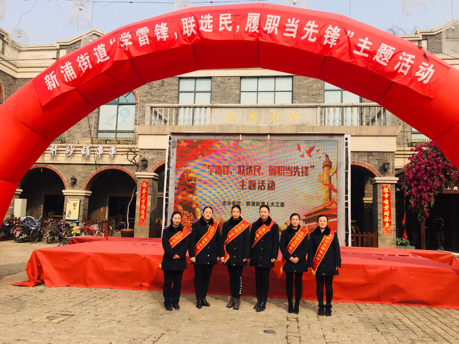 公交集團開展“學(xué)雷鋒、我行動”志愿服務(wù)活動