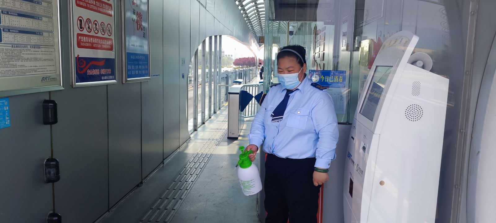 乘客身體不適，站務(wù)員暖心幫助 獲家屬連連道謝