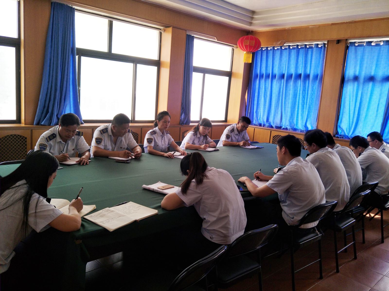 公交集團(tuán)佳連公司黨支部召開“振奮精神強(qiáng)堡壘、頑強(qiáng)拼搏謀跨越”會議