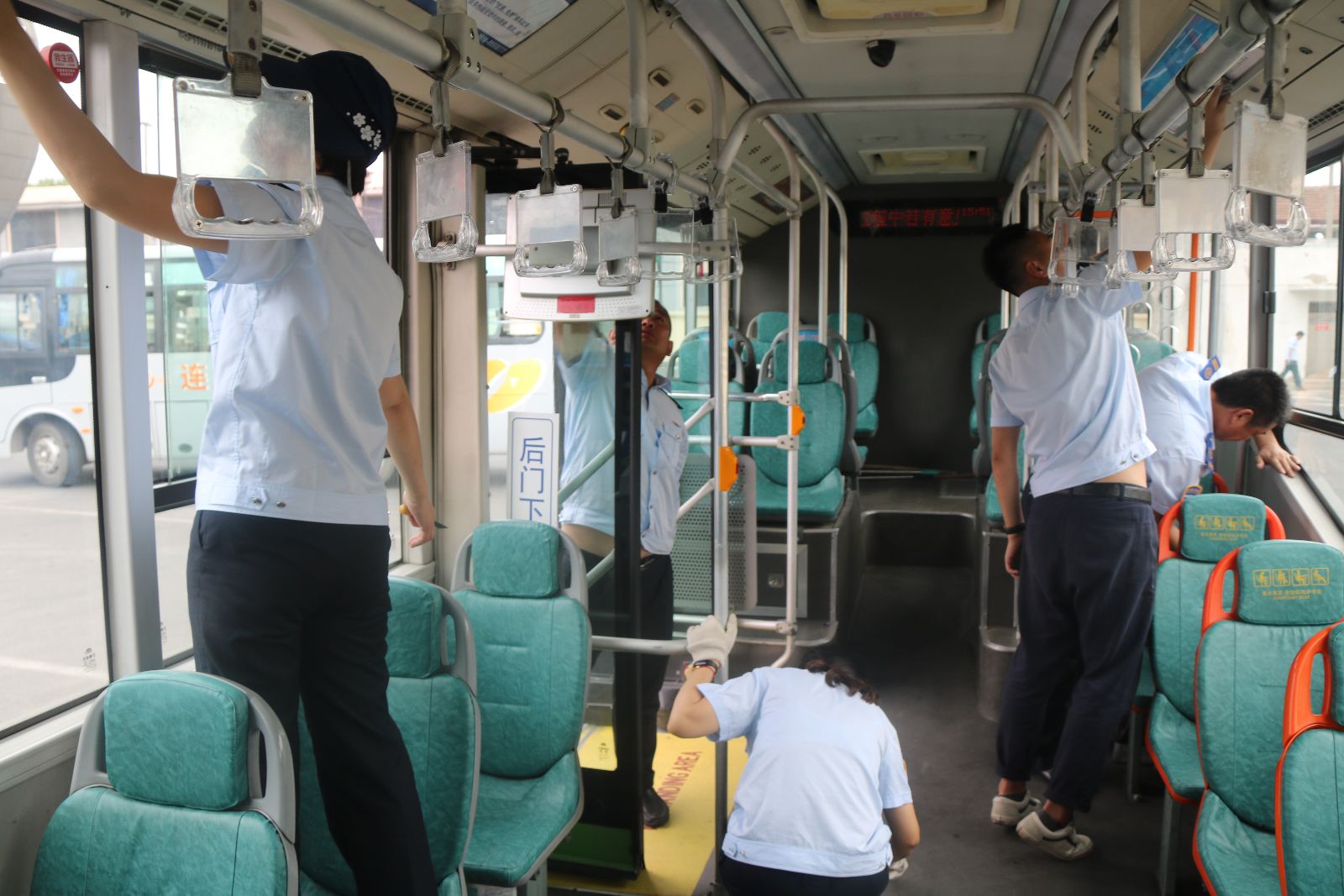 公交快速公司黨支部開展“七一”黨員打掃車輛志愿服務(wù)活動