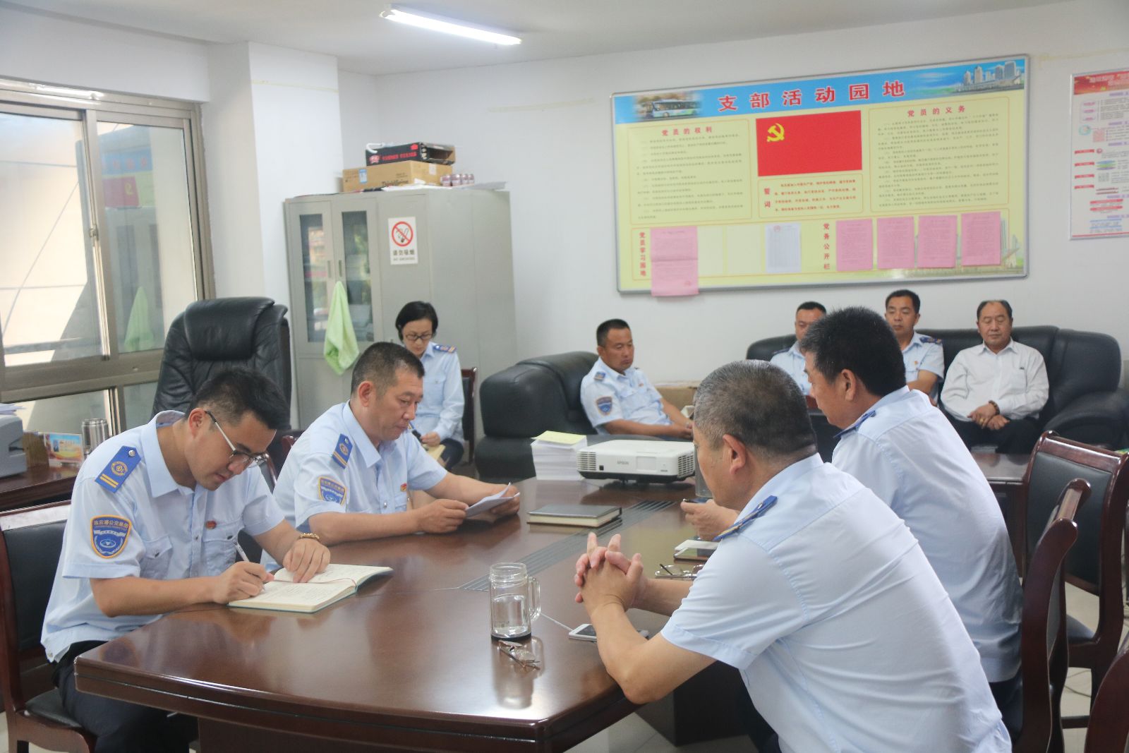 公交集團各權(quán)屬單位召開 “旗幟鮮明講政治”專題黨課