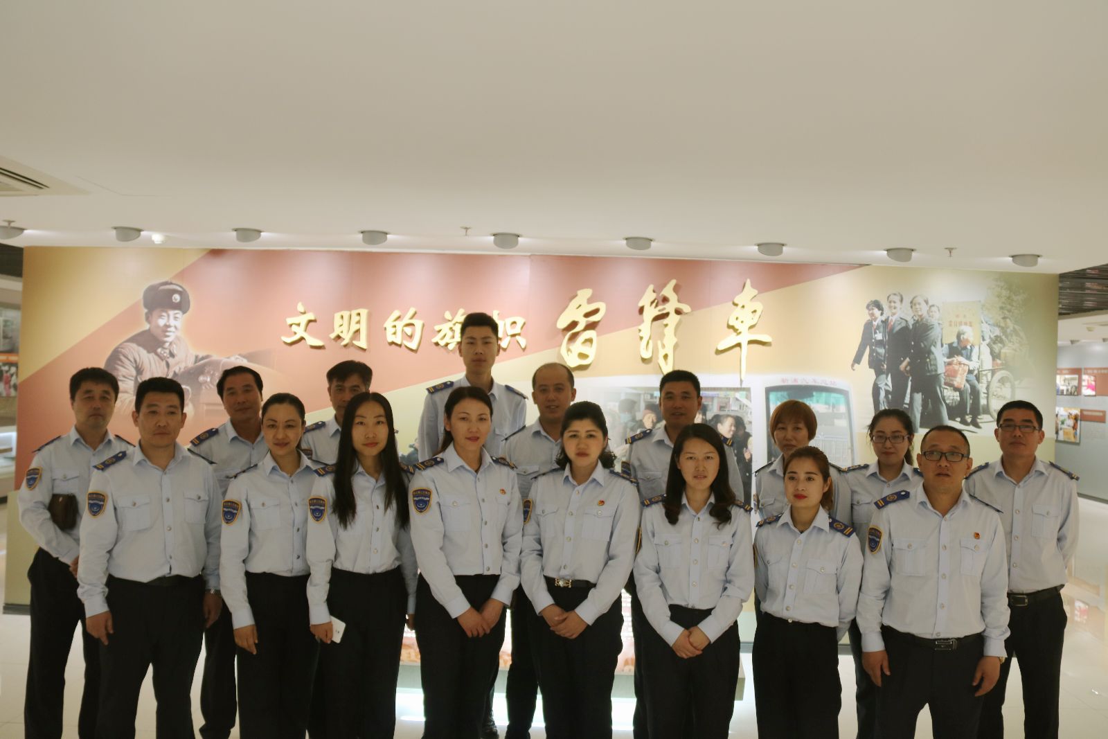 公交新浦公司開展“中國(guó)夢(mèng)?勞動(dòng)美”參觀“雷鋒車”事跡陳列館活動(dòng)