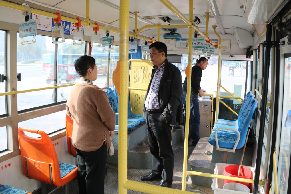 公交新浦公司重陽(yáng)節(jié)開(kāi)展“敬老”活動(dòng)