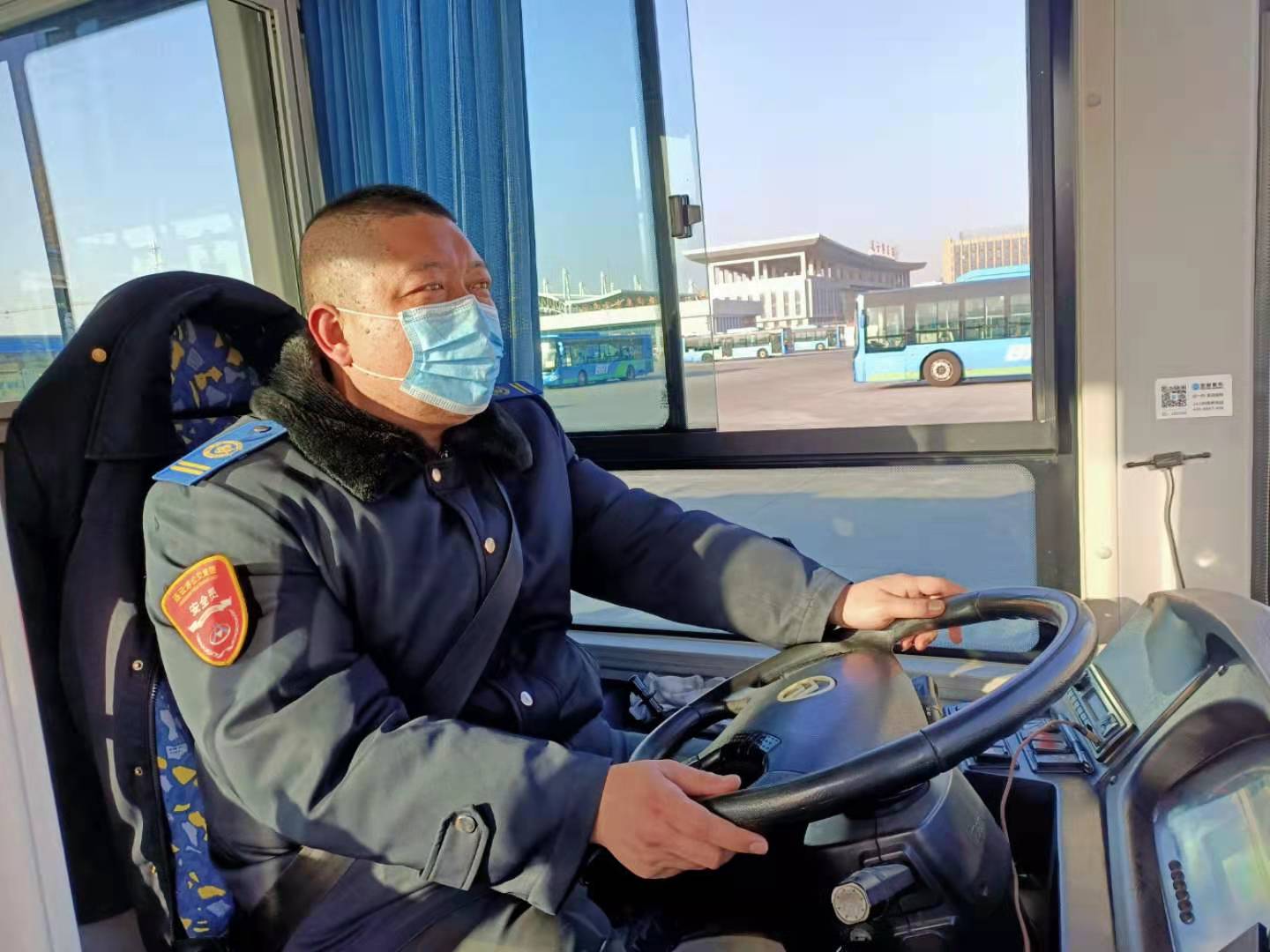 快速公交事業部駕駛員李建撿到手機歸還乘客獲感謝