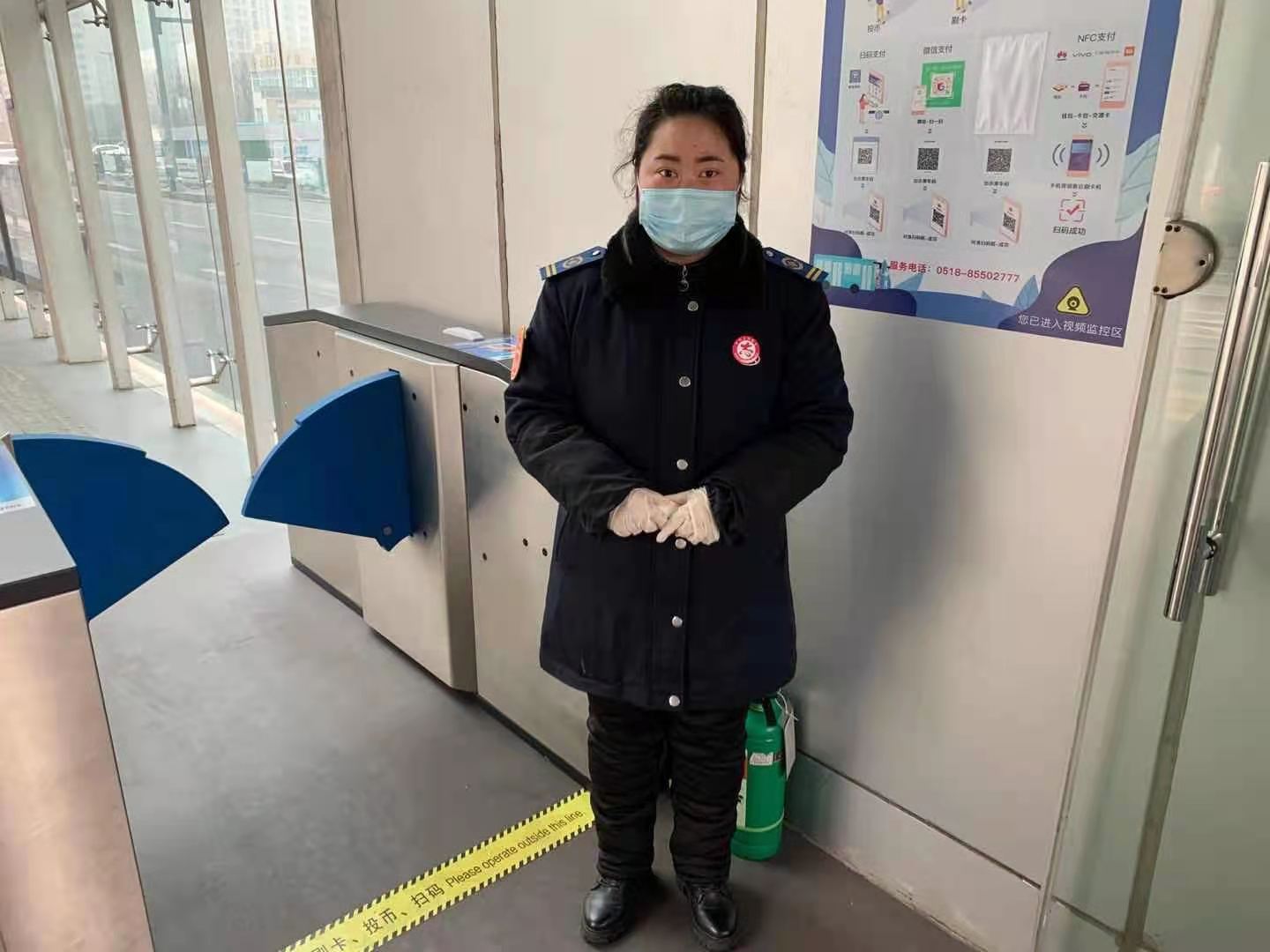 快速公交事業部站務員王媛幫助乘客找回丟失的電腦