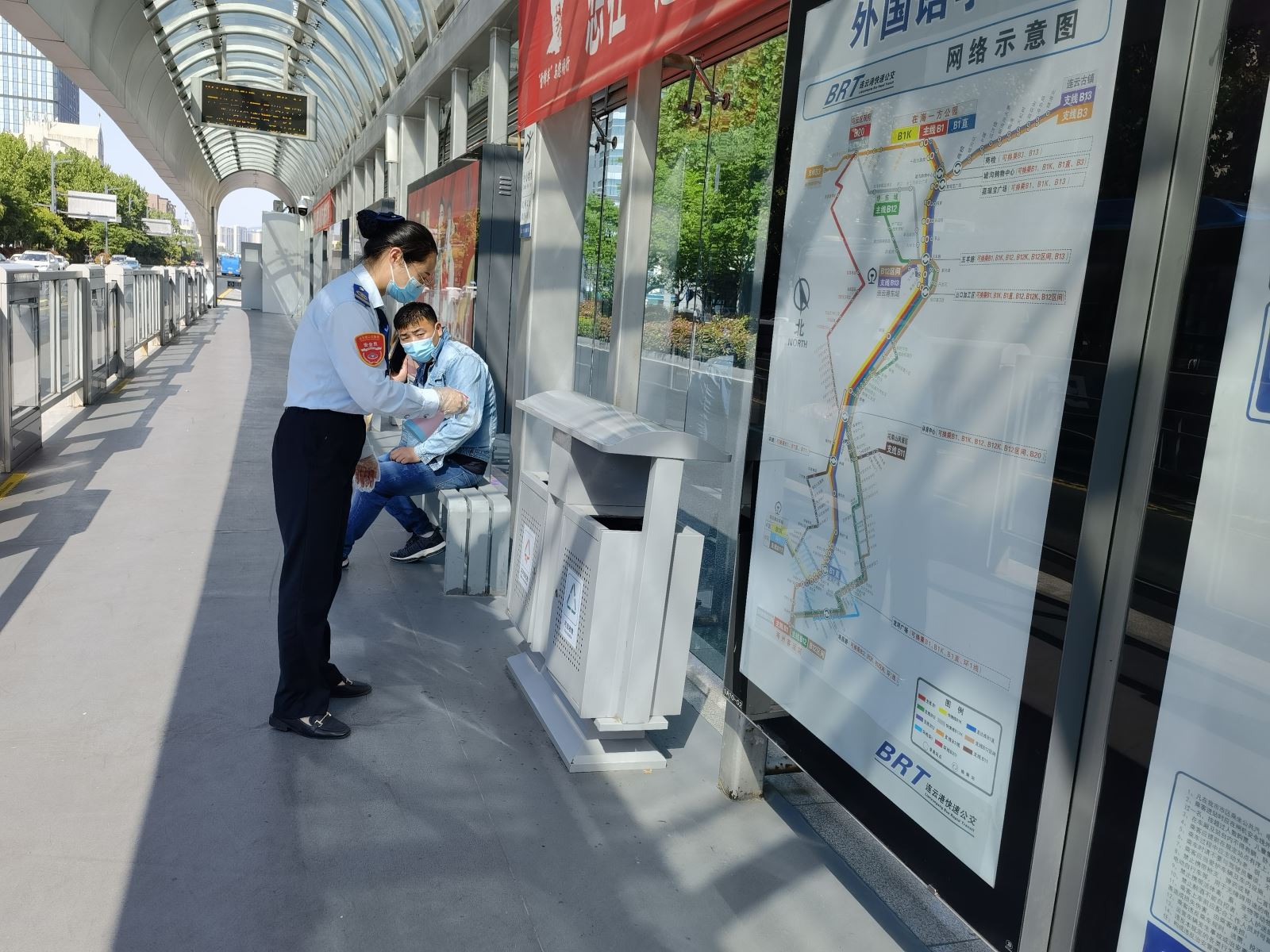 快速公交事業部站務員王慧、田玲幫助乘客找到丟失的物品獲感謝